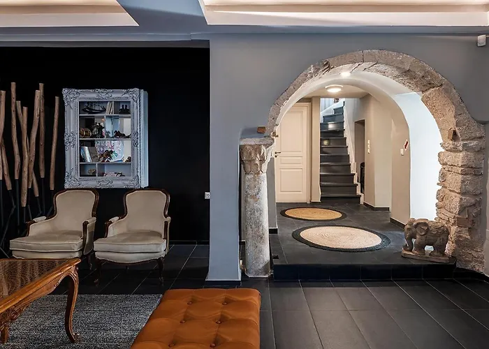The Hadrian Wall - A Historic Acropolis Villa